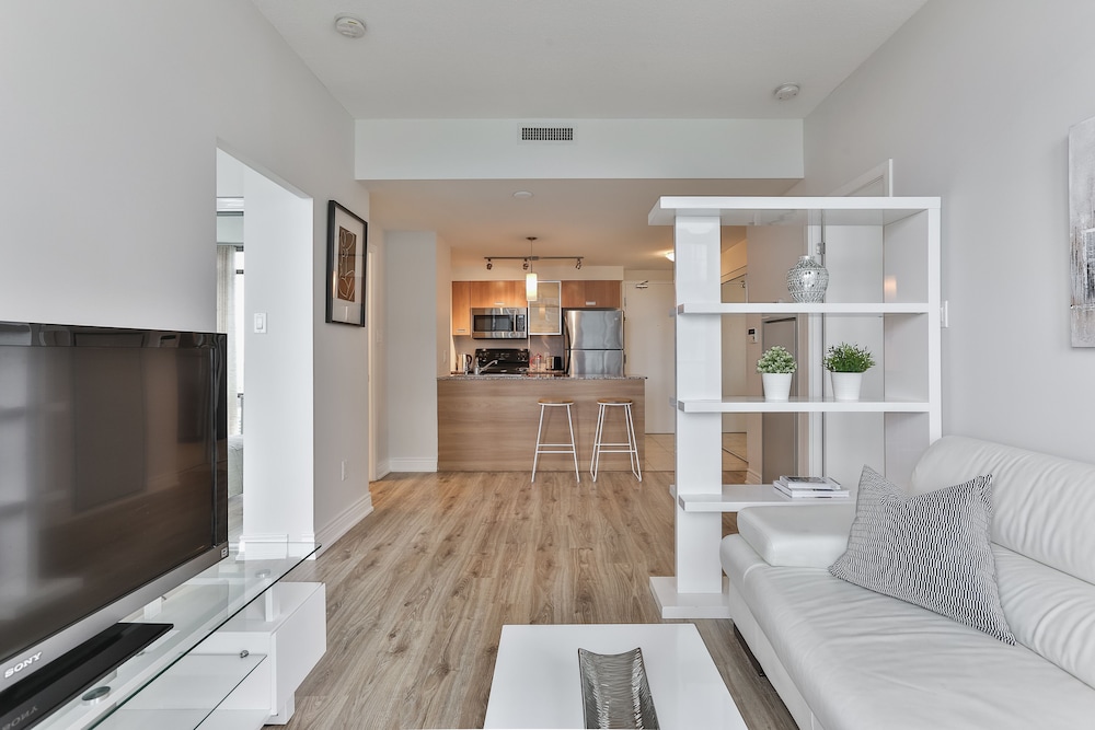 Bright Sub-Penthouse on Bay St