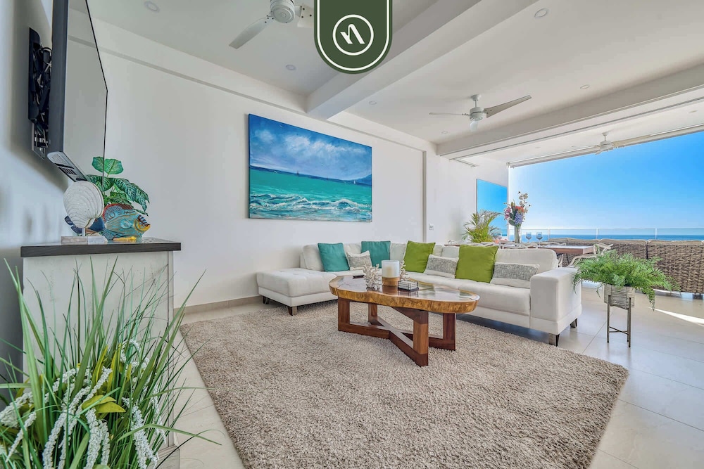 Oceanview Luxury Condo - Private Beach - Rooftpop
