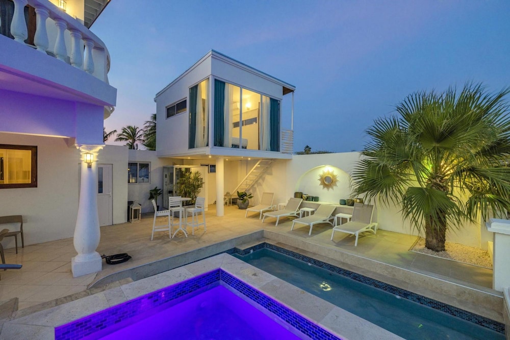Villa Salina - 5BR w Pool Jacuzzi Sauna
