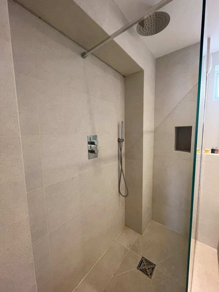 Beautiful 2BD Flat With Private Courtyard- Borough