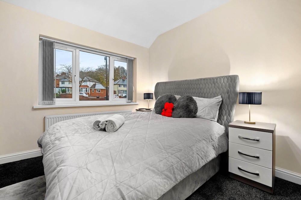 Harborne House 4 Bedroom Contractor Qe Hospital