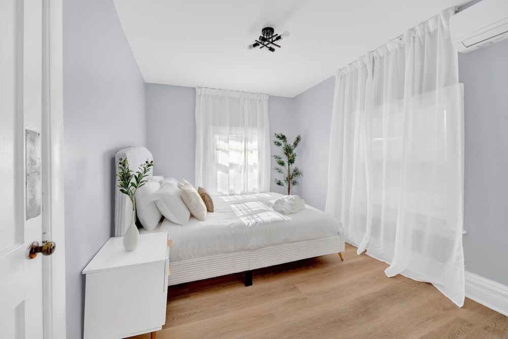 Luxury 3BR Family Home Game Room Parking