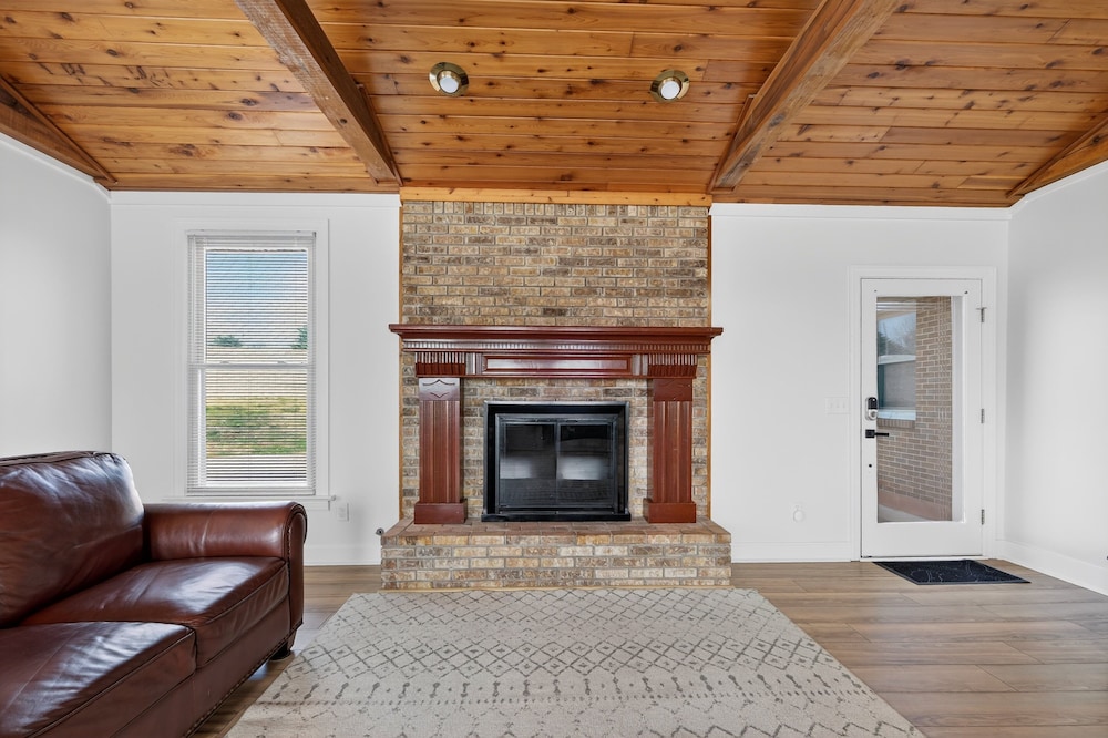 Quiet Retreat Near Opryland & Airport 4 Bedroom Home