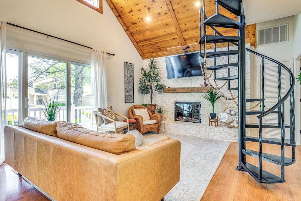 Walk to Reservoir: Cicero Home w/ Furnished Deck!