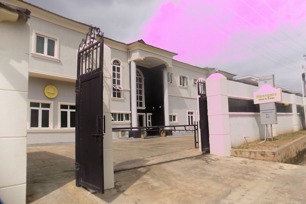 Moongate Hotel and Suites