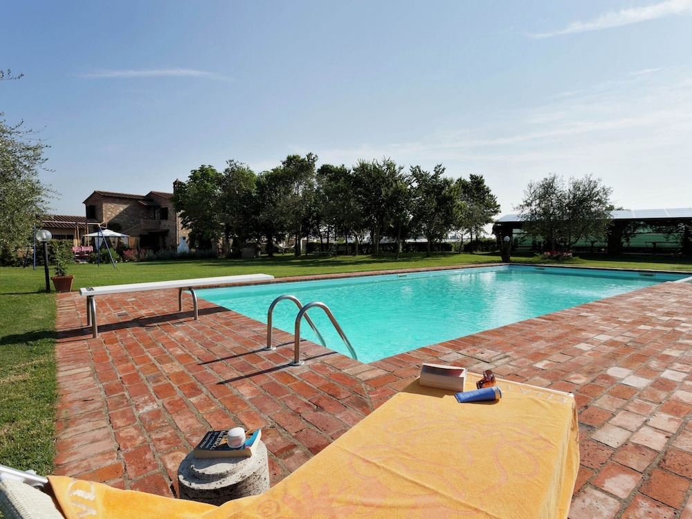 Modern Holiday Home in Foiano Della Chiana With Pool