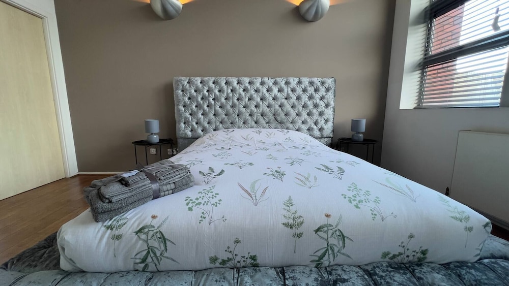 Modern Oasis / Central Location view 4
