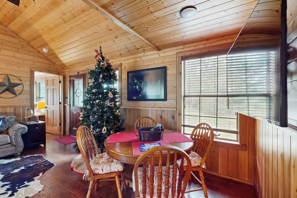 Water-view Cabin w/ Front Porch, W & D, Streaming