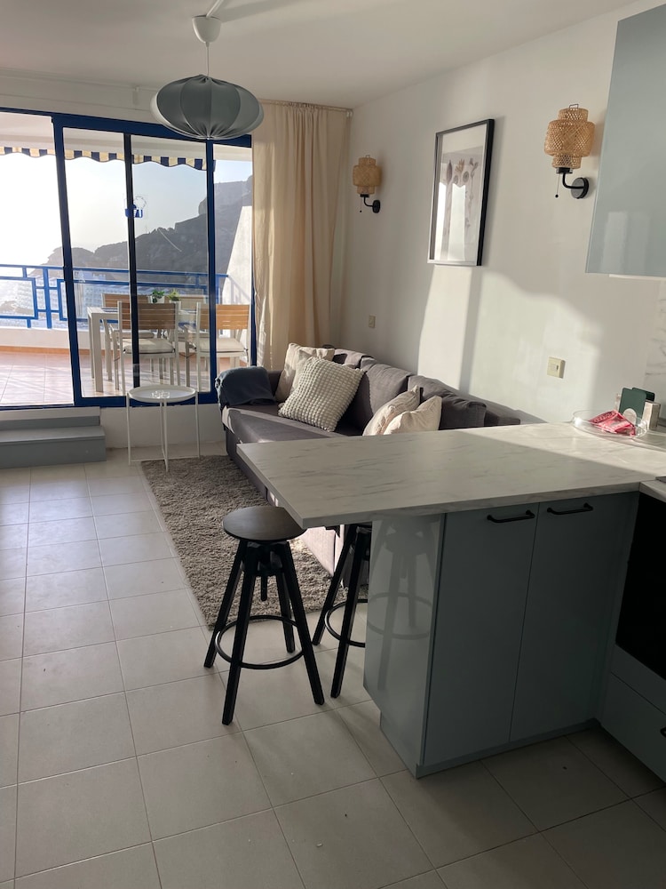 Sunny Seaview Modern apt - Pool and Beach Access