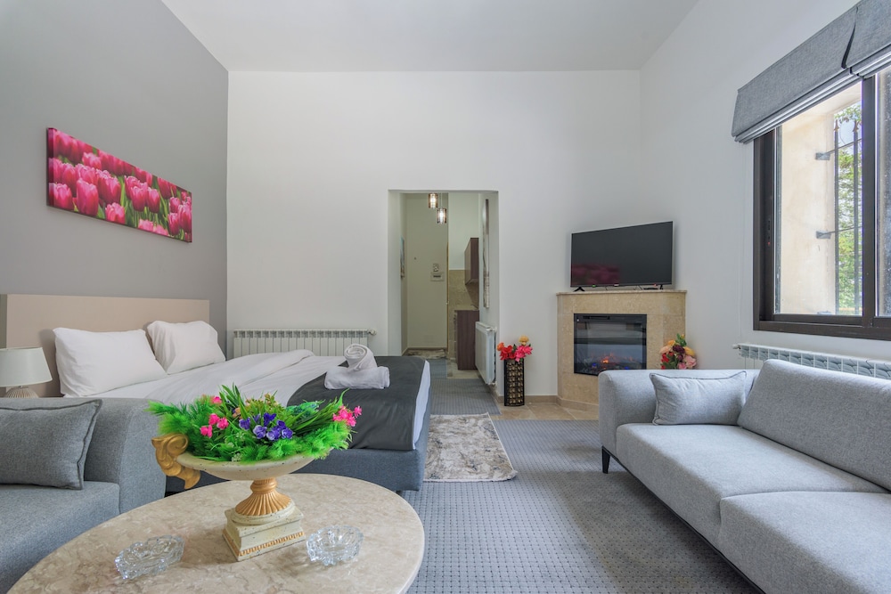 Pearl of Faqra Studios & Apartments