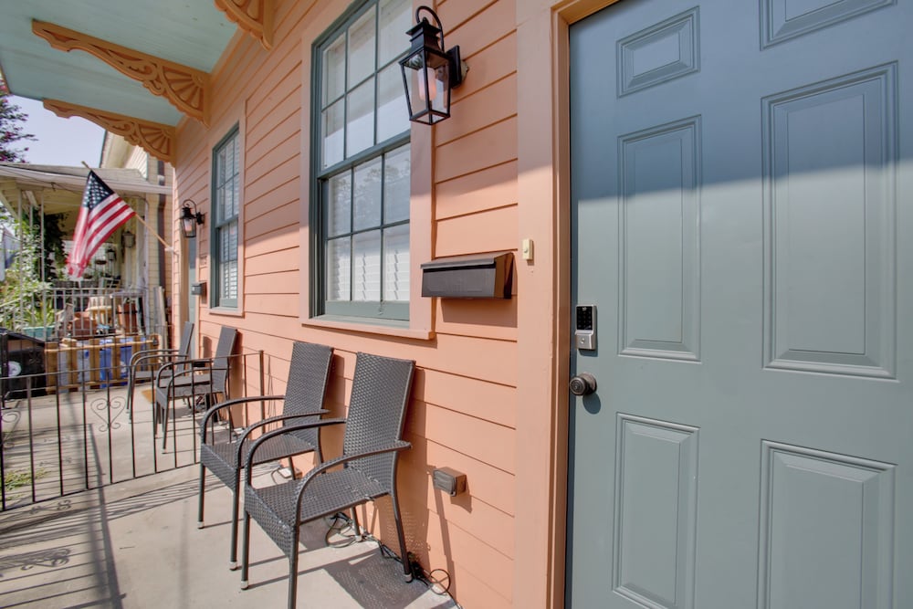 2 Mi to Dtwn: New Orleans Escape!