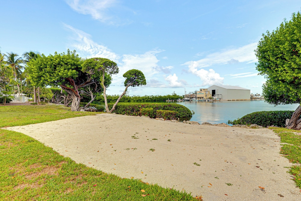 Oceanfront Duck Key Villa: 2 Marinas Steps Away!
