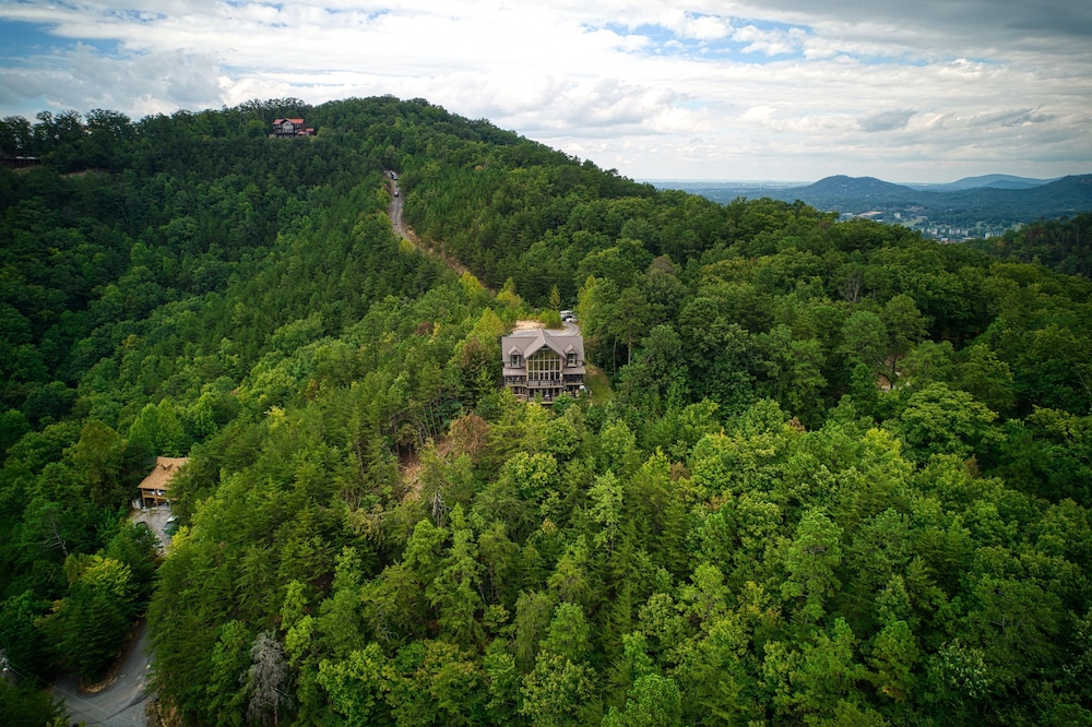 Cabin w Amazing Views Theater Firepit Hot Tub