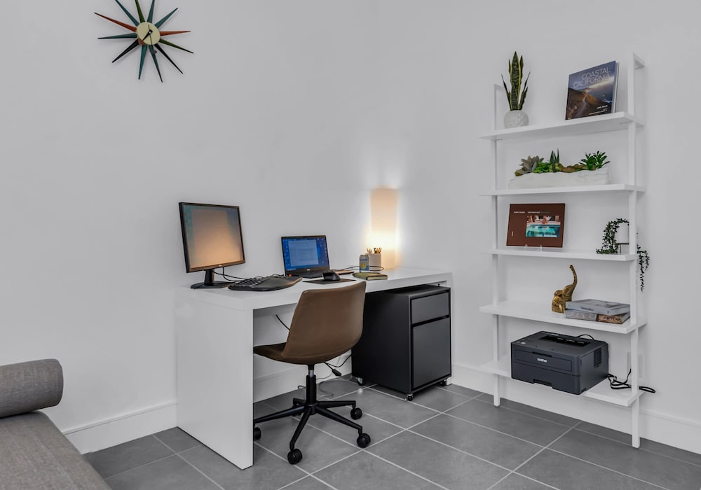 Modern Miralon - Sophisticated Retreat for Up To 5 w/ Resort Amenities