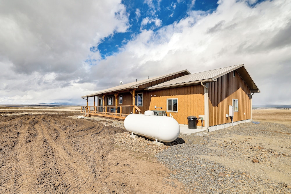 Wraparound Deck: Newly Built Home in Grangeville!