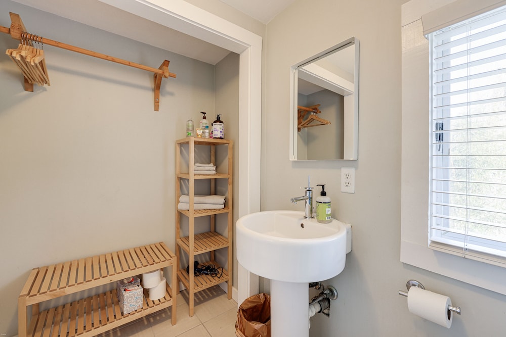Walk to Beach: Charming Condo in Provincetown!