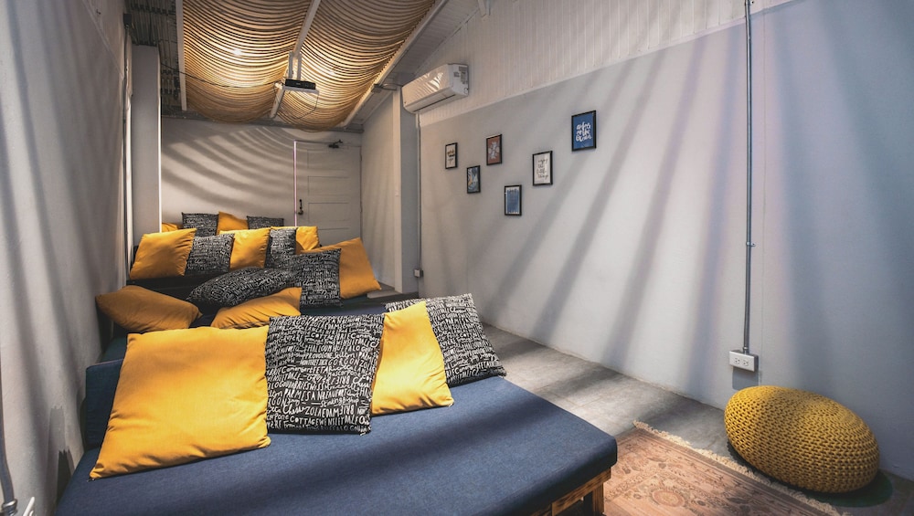 Selina Jaco - Hostel