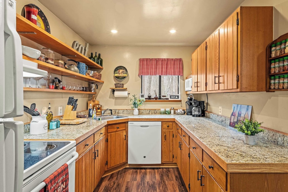 Atlas Point Lodge Sauna, Fireplaces, Kayaks, Lakes + Pet-friendly Yard