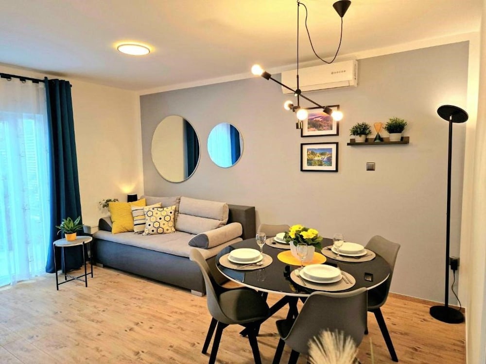 Charming Apartments Tome With Pool