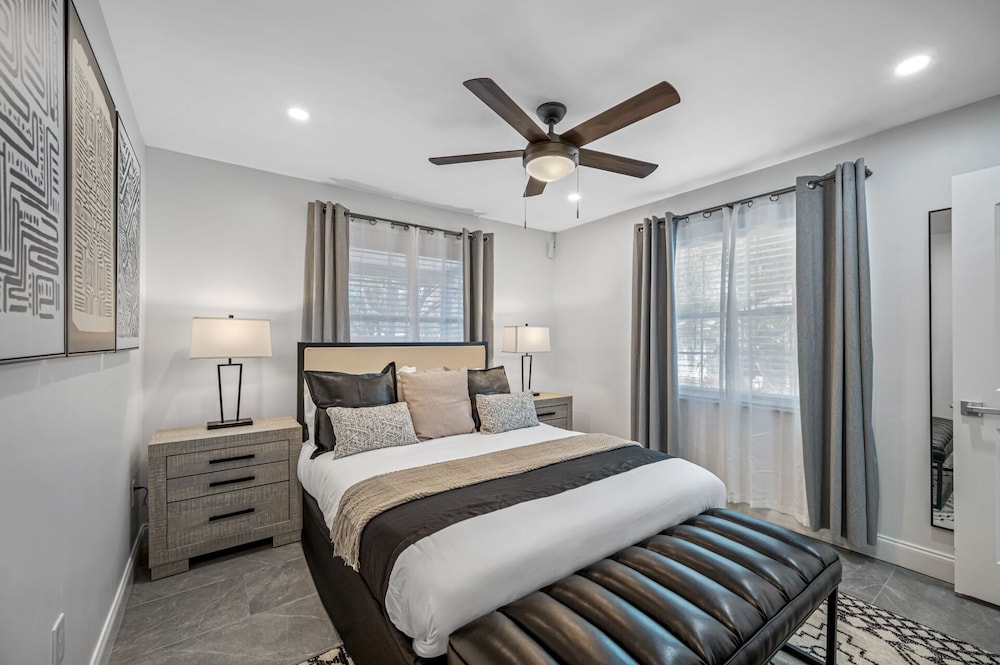 Luxury Retreat: Pool, Games, Basketball & More!