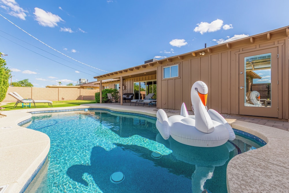 Games Galore - Old Town Scottsdale - Pool - Mini Golf & More!