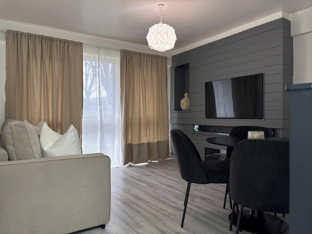 1 Bed Flat - Sleeps 2 - Parking - Wifi