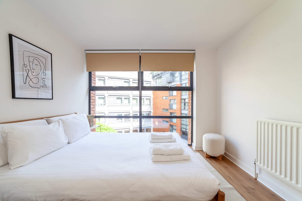 A Stylish Newly Refurbished Flat With City Access