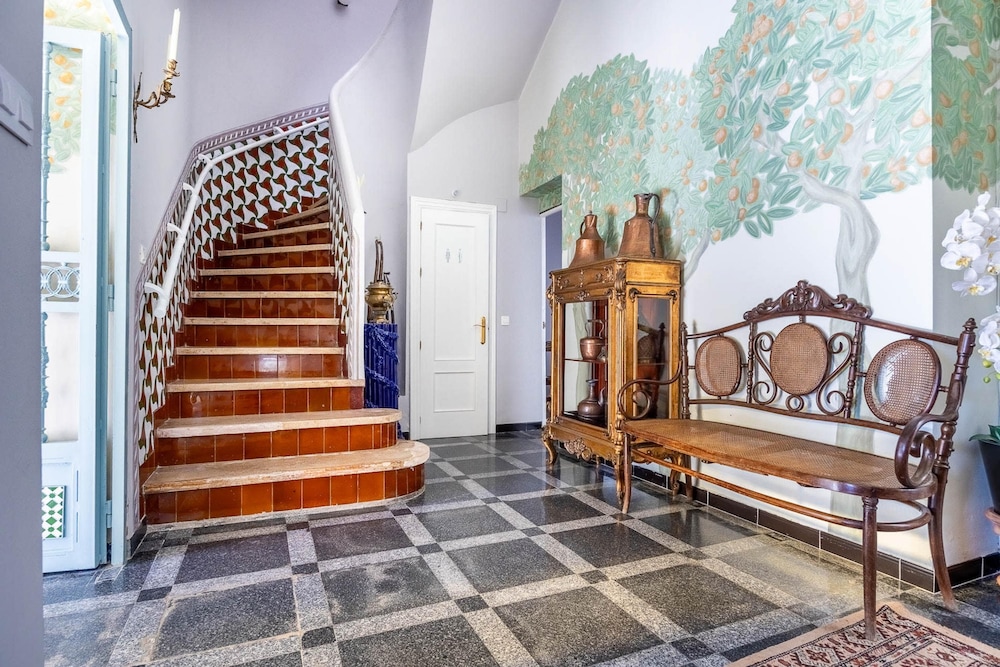Cheerful 6 Bedroom House in Seville With Terraces