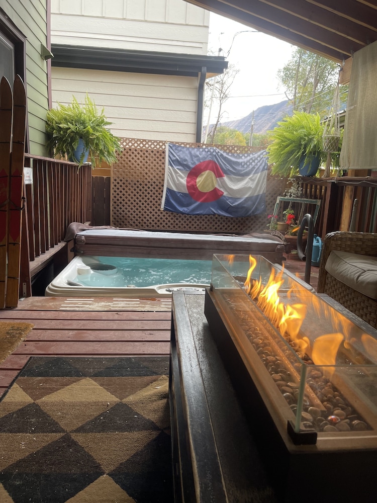 Glenwood Springs Vacations - Downtown BnB King Bed Clawfoot Tub  Hot Tub - Property Image 4