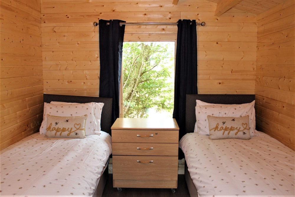 Stunning 5-bed Cabin in Ashton Under Hill view 2