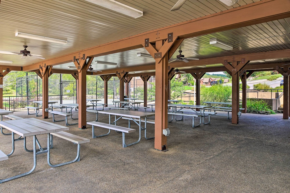 Relax Fireside: Branson West Gem w/ Hot Tub Access