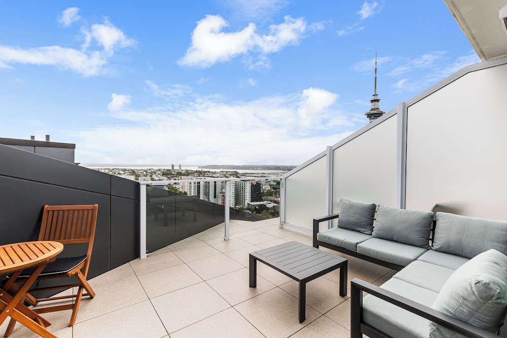 Pool, Gym & Modern 2BR Sky Tower View Zodiak Stays
