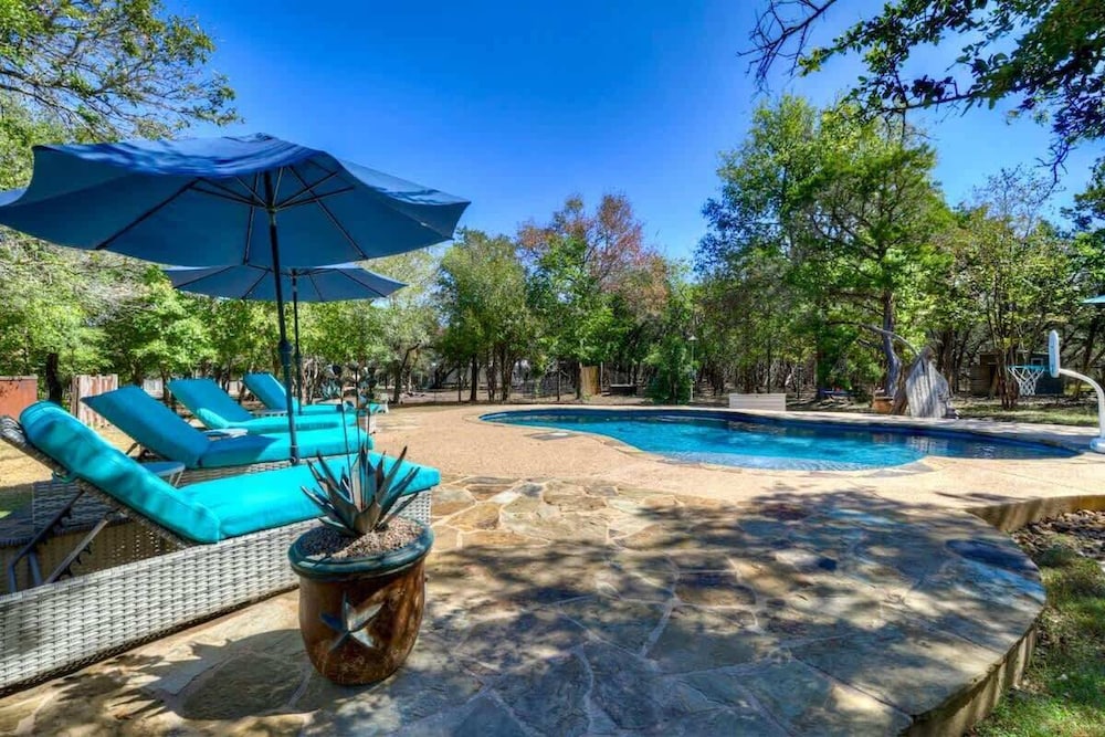 Terracotta Retreat/ Sleeps 30!