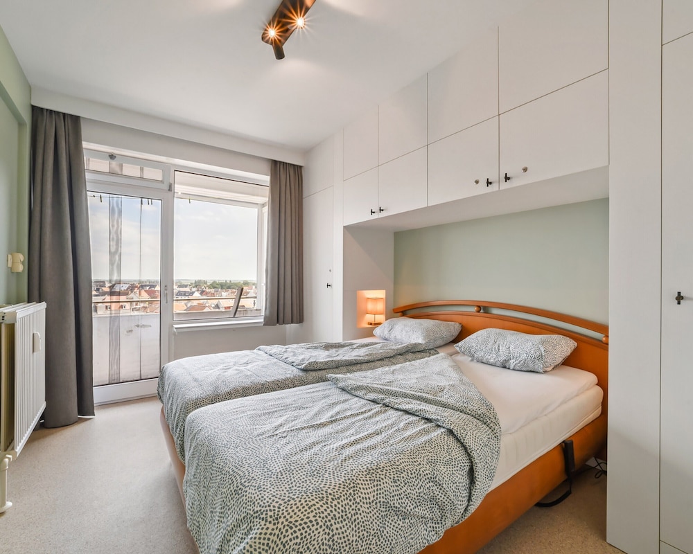 Modern 2-bedroom Flat With sea Views