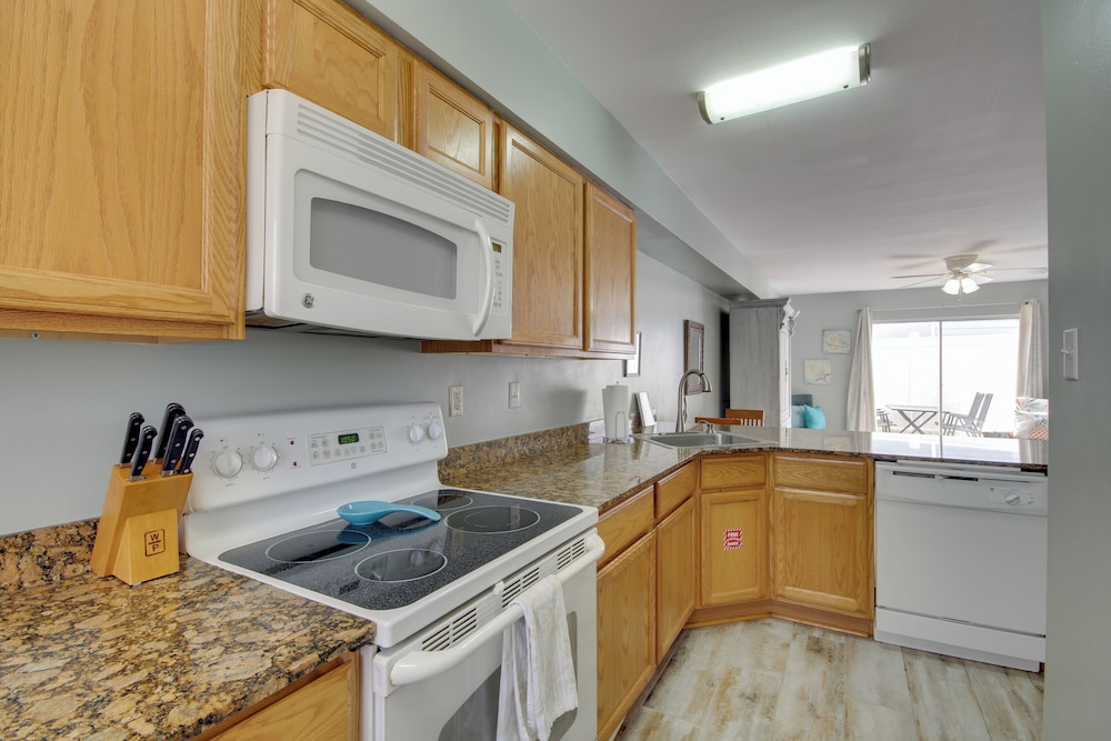 Near Beach & Casinos: Biloxi Condo w/ Pool Access
