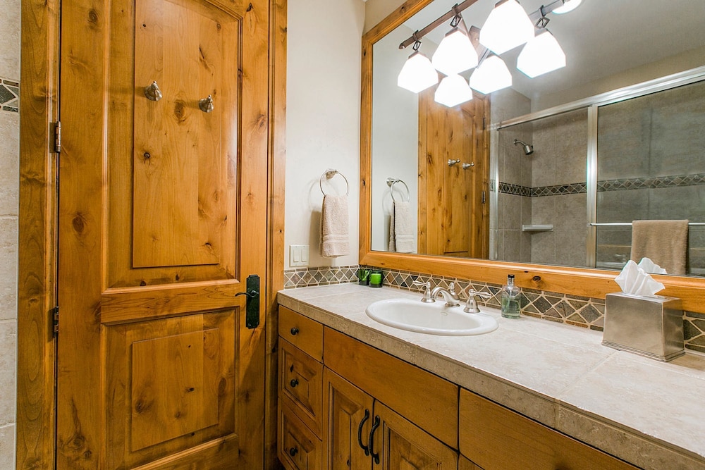 Telemark Luxury Retreat by Avantstay Stunning Views w Hot Tub Theatre Room and Pool Table