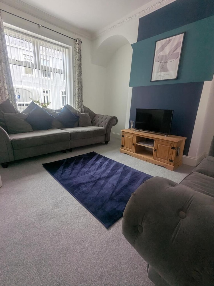 Charming Newcastle Home With Garden, Perfect for Families & Contractors