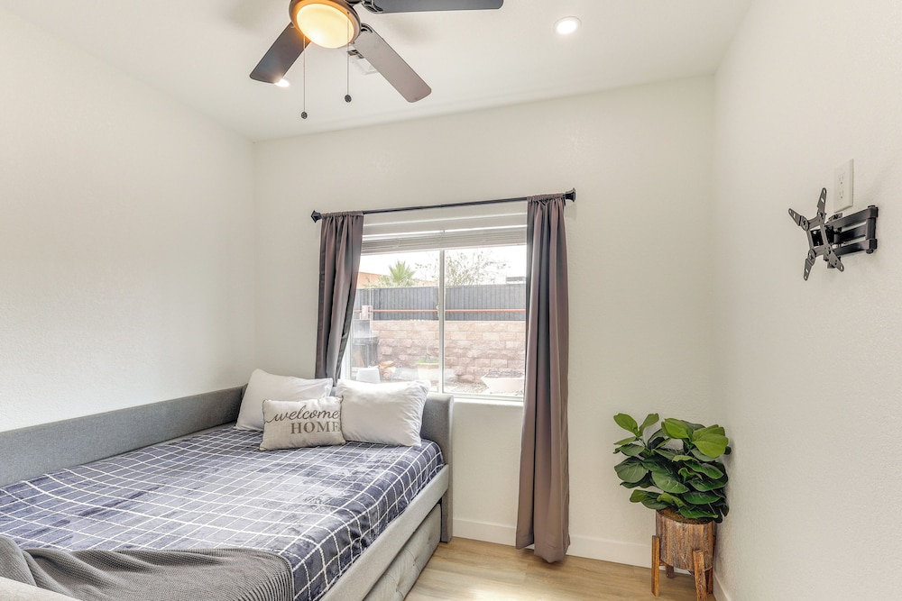 Poolside Relaxation: Group-friendly Home in Havasu