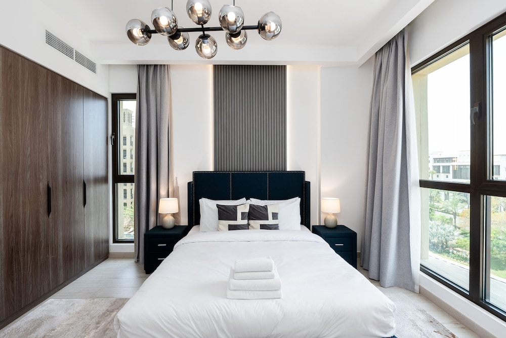 Modern 4BR w Full Burj Al Arab View Pvt Rooftop