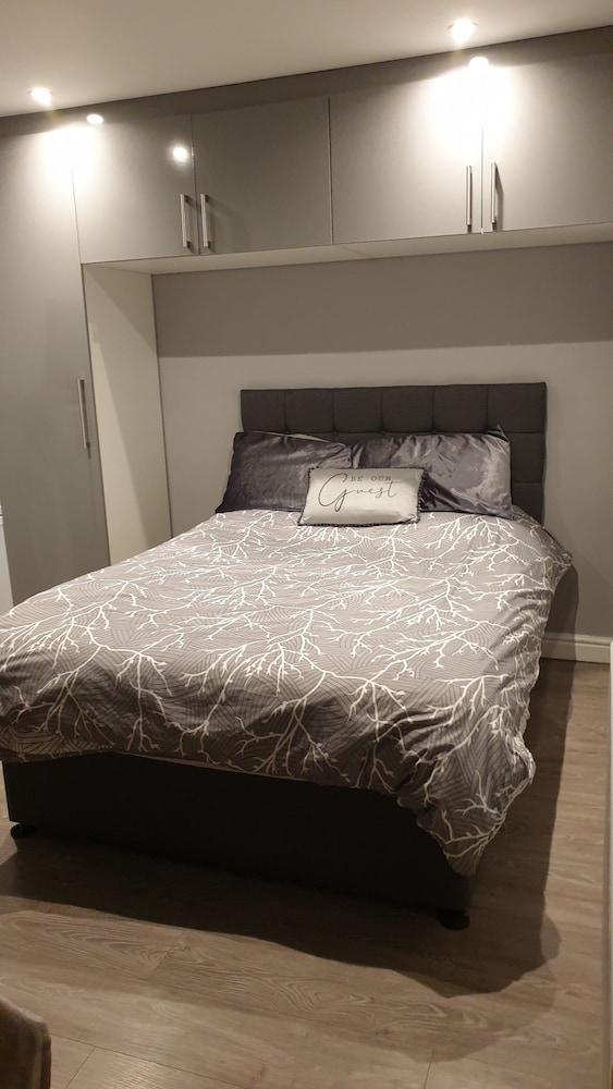 Stunning 1-bed Apartment in Bracknell view 5