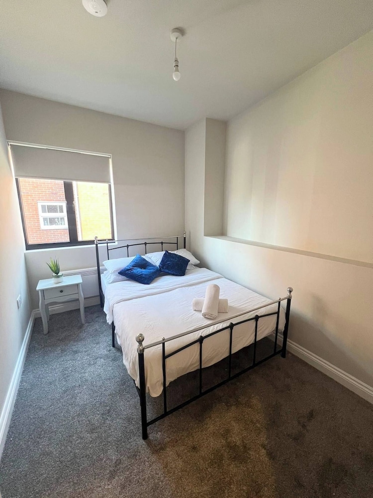 Charming Beckenham Apartment With Private Balcony