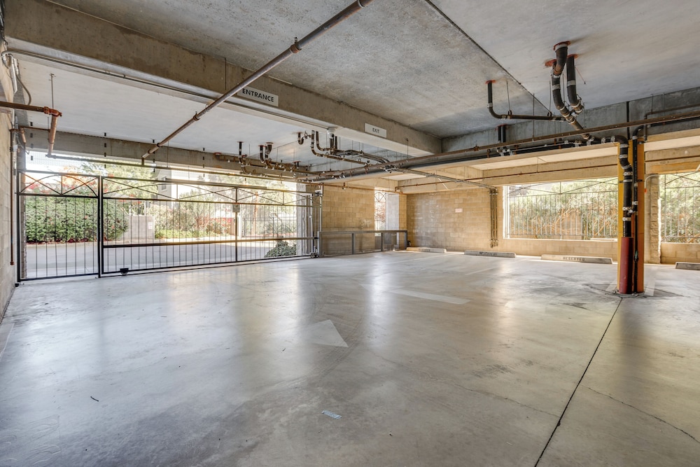 < 1 Mi to Biltmore Fashion Park: Condo w/ Pool!