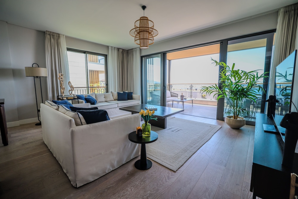 1-Bedroom Seafront Flat with Hotel Amenities