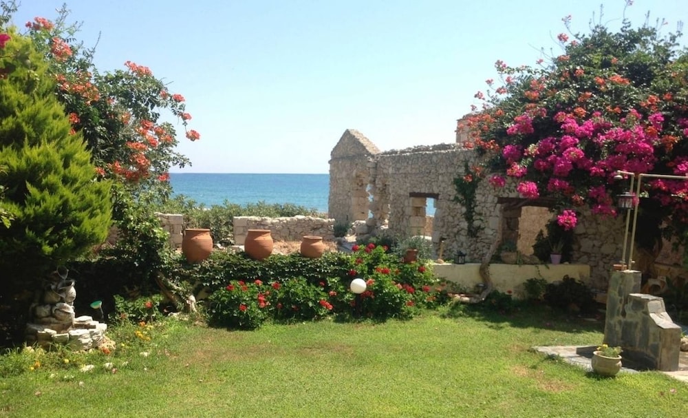 Asterias Studios Apartments