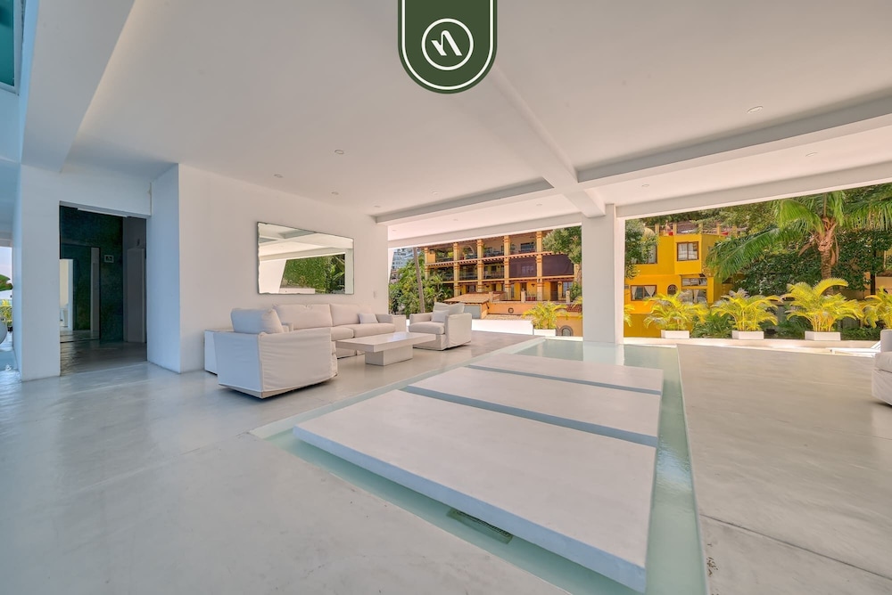 Oceanview Luxury Condo - Private Beach - Rooftpop