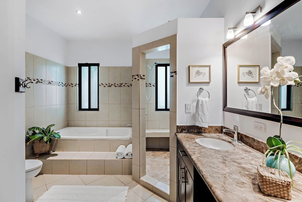 Stylish Home with Chic Decor, Luxury Amenities & Tropical Outdoor Oasis with Sparkling Private Pool