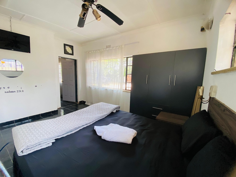 Cozy  Cabin Guest Lodge view 3