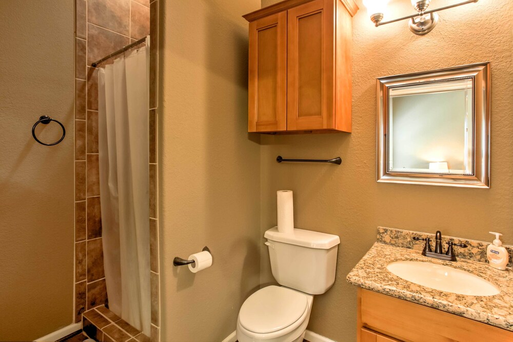 Texas Vacation Rental w/ Fireplace, Near Lakes view 5