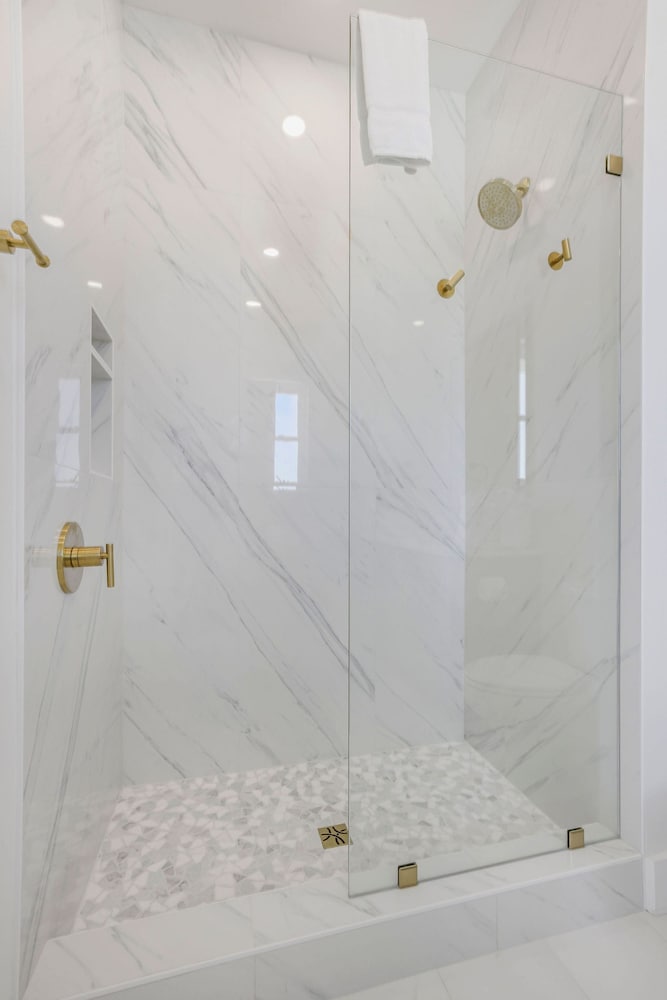 Beach Blessing- Pool Elevator Sleeps 16 SIX Bedrooms 6 Baths