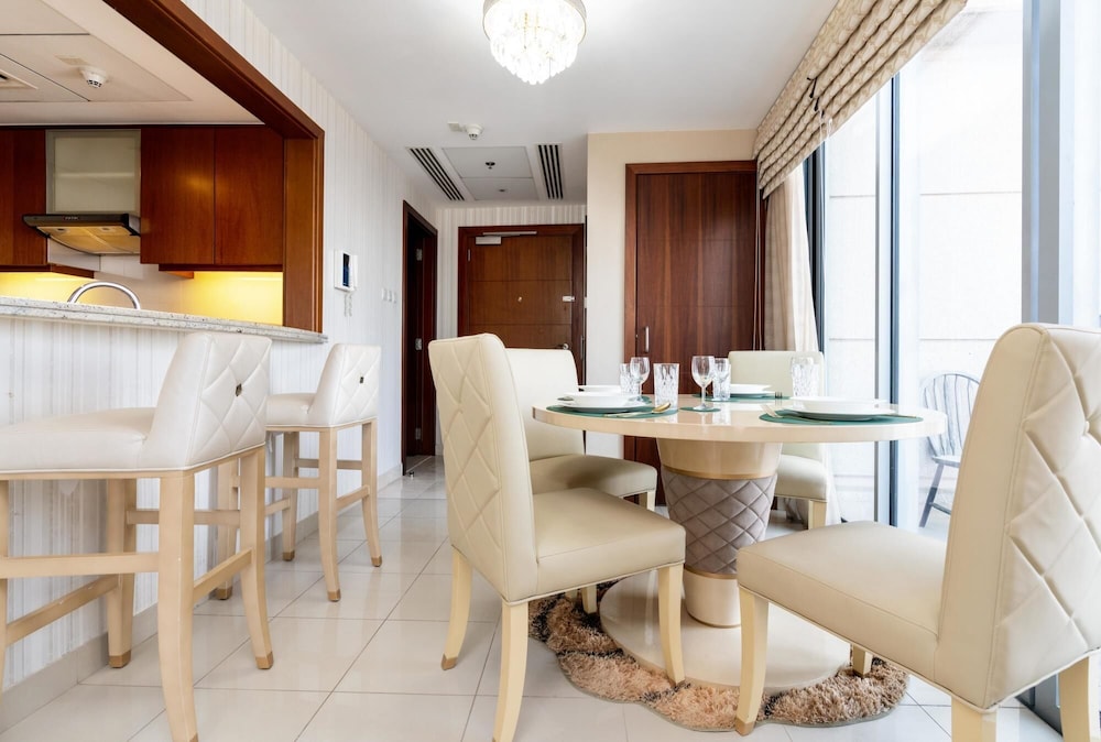 1BR Apt Top Floor Burj Sea Views Downtown